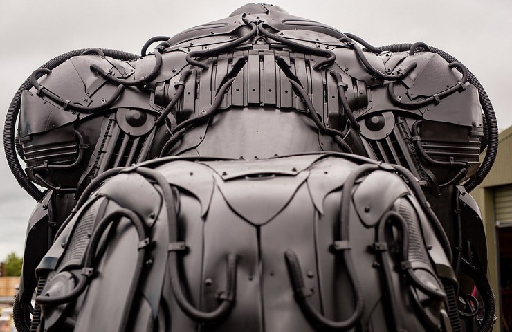 Скульптор собрал гигантскую гориллу из автомобильных деталей (9 фото)