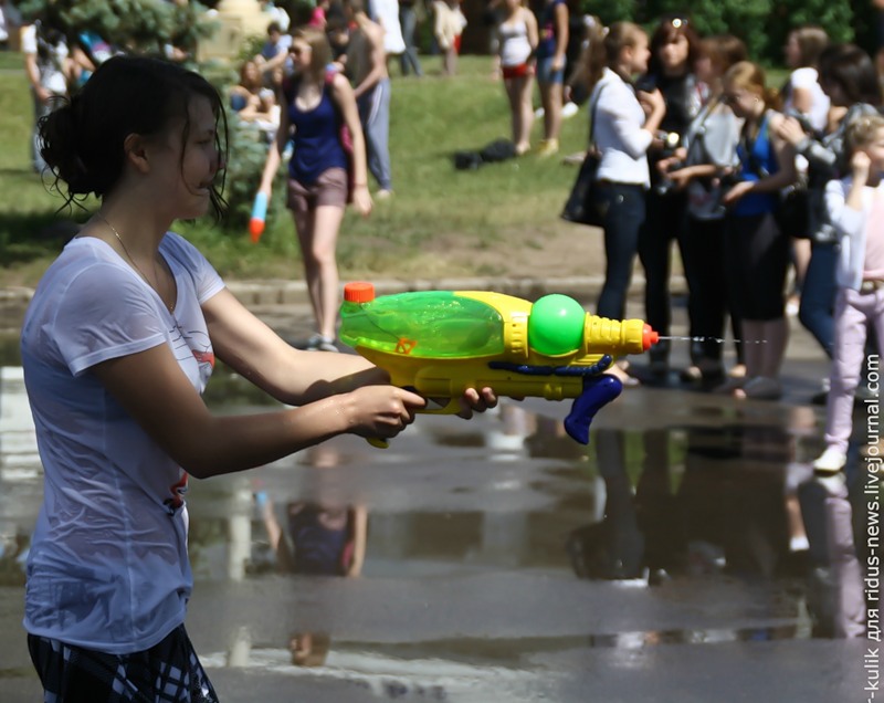 Мероприятие вода. Флэшмоб водная битва. Водная битва из баклажек. Водный бой. Водная битва мальчик против девочек.